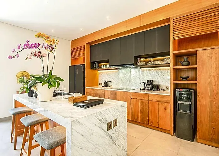Brand New Luxury 5 Bedroom 200m To Brawah