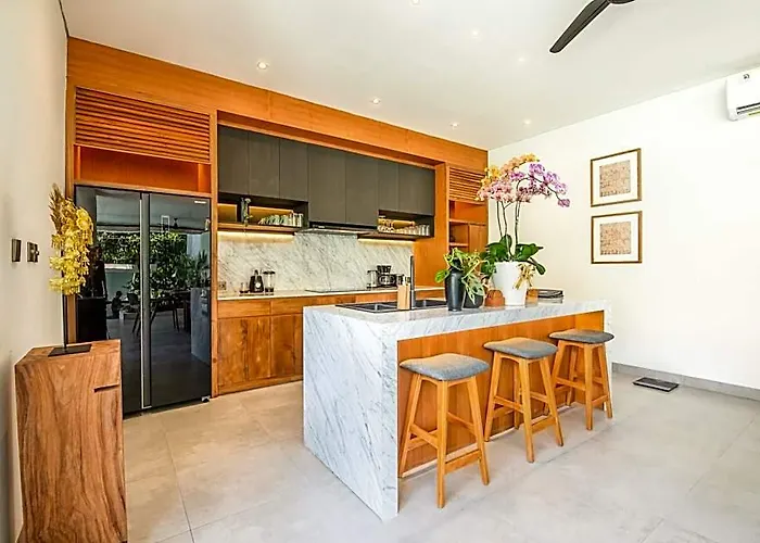 Brand New Luxury 5 Bedroom 200m To Brawah Villa