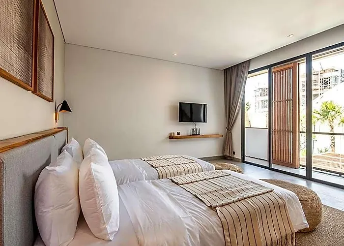 Brand New Luxury 5 Bedroom 200m To Brawah Villa