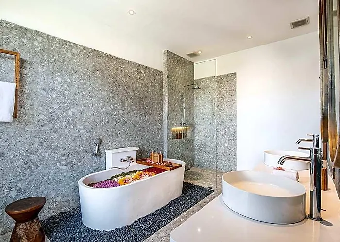 Villa Brand New Luxury 5 Bedroom 200m To Brawah Canggu