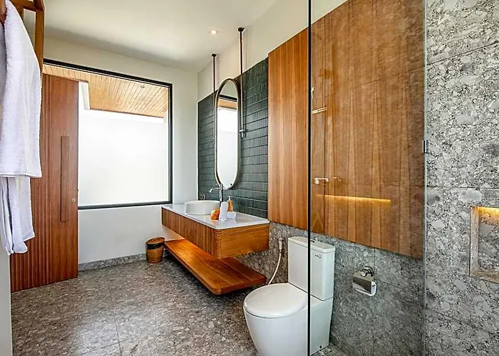 Brand New Luxury 5 Bedroom 200m To Brawah