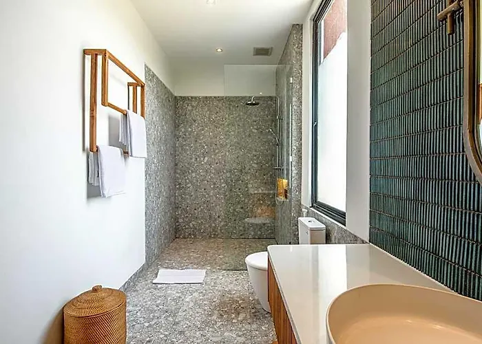 Brand New Luxury 5 Bedroom 200m To Brawah